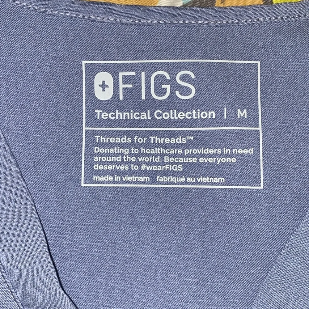 FIGS Technical Collection Scrub Top Size Medium - Picture 6 of 9